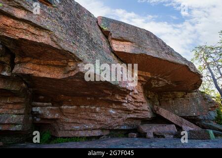 An einem sonnigen Sommertag auf den Åland-Inseln, Finnland, liegt der Naturpfad der Grottstigen-Höhle bei Geta. Stockfoto