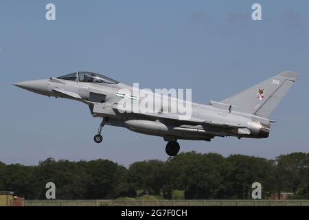 Die Landung des RAF 12 Sqn Typhoon FGR4 auf der Start- und Landebahn 25 bei RAF Coningsby. Stockfoto
