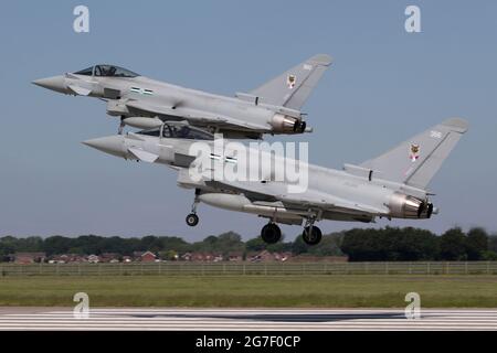 Ein Paar des RAF 12 Sqn Typhoon FGR4 landete auf der Landebahn 25 bei RAF Coningsby. Stockfoto