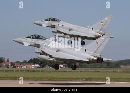Ein Paar des RAF 12 Sqn Typhoon FGR4 landete auf der Landebahn 25 bei RAF Coningsby. Stockfoto