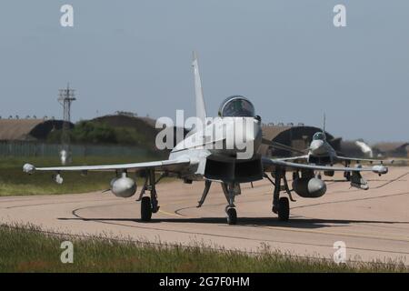 Flug des RAF Typhoon, der auf die Start- und Landebahn bei RAF Coningsby rollt. Stockfoto