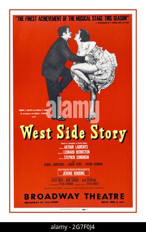 Plakat „West Side Story“ aus den 1950er Jahren mit Carol Lawrence, Larry Kent, Devra Korwin, Regie: Jerome Robbins, einem Musical mit einem Buch von Arthur Laurents, Musik von Leonard Bernstein und Texten von Stephen Sondheim. BROADWAY THEATER New York USA Es wurde von William Shakespeares Stück Romeo und Julia inspiriert. Stockfoto