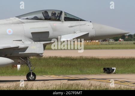 Nahaufnahme der Nase eines RAF Typhoon FGR4, der auf dem südlichen Rollweg bei RAF Coningsby wartet. Der Pilot trägt den neuesten „Striker“-Helm. Stockfoto