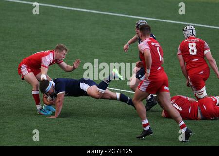 Cardiff, Großbritannien. Juli 2021. Harri Morris aus Schottland wird angegangen. 2021 Six Nations U20 Championship round 5, Wales V Scotland at the BT Sport Cardiff Arms Park in Cardiff, South Wales on Tuesday 13 July 2021. PIC by Andrew Orchard/Andrew Orchard Sports Photography/Alamy Live News Credit: Andrew Orchard Sports Photography/Alamy Live News Stockfoto