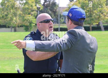 Irvine, Kalifornien, USA. Juli 2021. Gegenprotestanten versuchen, die Ratssitzung des Vertreters K. PORTER (D-CA) ''Policy in the Park''' zu stören. PORTER war vor Ort, um über aktuelle parteiübergreifende Strategien und Initiativen zu diskutieren, die die Wähler betreffen. Etwa 500 Personen nahmen an der Veranstaltung Teil. Kredit: Ron Lyon/ZUMA Wire/Alamy Live Nachrichten Stockfoto