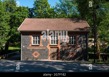 Alte Mühle, aus schwarzen Schlackensteinen gebaut, im Fiskars Dorf Raasepori, Finnland Stockfoto