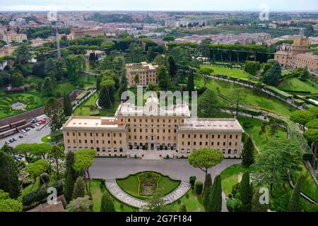 Luftaufnahme über das Vatikanische Museum, die Vatikanische Pinacoteca Art Gallery, den Platz Vatikanische Gärten und Panoramablick, Stadtbild von Rom Italien Stockfoto