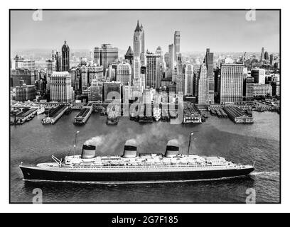 SS Normandie French Lines Vintage Travel S/W Image in New York 1936 die SS Normandie war ein französischer Ozeandampfer, der in Saint-Nazaire, Frankreich, für die French Line Compagnie Générale Transatlantique (CGT) gebaut wurde. Sie trat 1935 als größtes und schnellstes Passagierschiff im Wasser in Dienst und überquerte den Atlantik in Rekordzeit von 4.14 Tagen und bleibt das stärkste Dampfturboelektrisch angetriebene Passagierschiff, das je gebaut wurde. Stockfoto