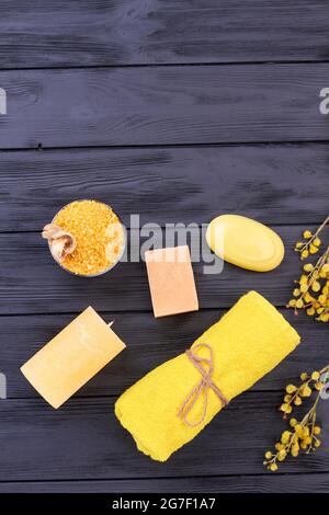 Vertikale Schuss gelben Bad Zeug auf schwarzem Holz. Stockfoto