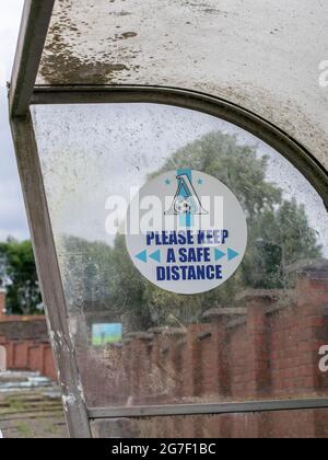 Glasgow, Schottland, Großbritannien. 11. Juli 2021: Covid-Schild auf einem abwesend abgezweigtem Tierheim. Stockfoto