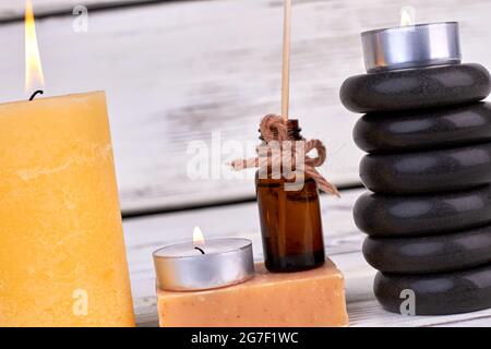 Spa-Einrichtung mit Körperpflegezubehör auf Holzhintergrund. Stockfoto