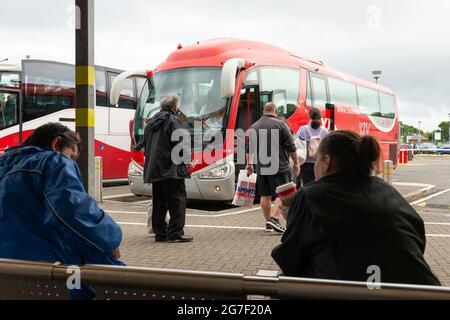 Am Busbahnhof Killarney in der Grafschaft Kerry, Irland, warten Menschen auf den Bus Stockfoto