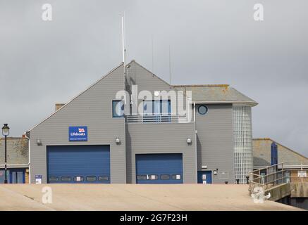 Blick auf das Hauptgebäude der Royal National Rettungsboote, gesehen im Sommer 2021 in Littlehampton, West Sussex, England. Stockfoto