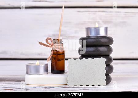 Set mit Spa-Zubehör und Kopierplatz. Kerzen und Steine. Stockfoto