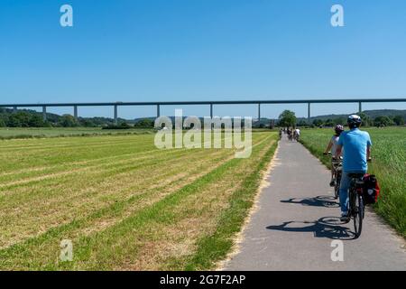 Radweg in den Mendener Ruhrauen, Blick Richtung Osten zur Mintarder Ruhrtalbrücke, Mülheim an der Ruhr, NRW, Deutschland, Stockfoto