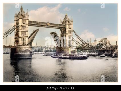 Tower Bridge Archive 1900s River Thames London in offener Position, um einem viktorianischen Touristen die Themse zu ermöglichen mit Dampf betriebener Raddampfer durch London, England zu segeln Datum erstellt/Veröffentlicht: [Zwischen ca. 1890 und ca. 1900] : Photochrom, Farbe. Stockfoto