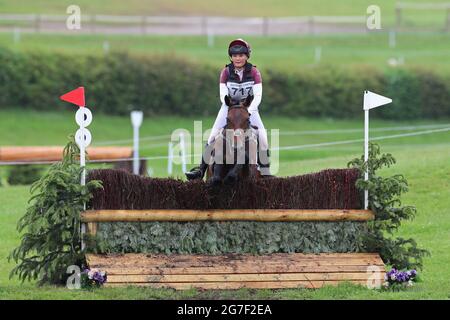 MARLBOROUGH, GROSSBRITANNIEN. JULI. Olive Nicholls Riding the Devil trägt Prada auf ihrem Weg zum Gewinn des PT Sektion M Cross Country Events bei den Barbury Castle International Horse Trials, Marlborough, Wiltshire, Großbritannien, am Sonntag, 11. Juli 2021. (Kredit: Jon Bromley | MI News) Kredit: MI Nachrichten & Sport /Alamy Live News Stockfoto