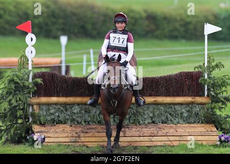 MARLBOROUGH, GROSSBRITANNIEN. JULI. Olive Nicholls Riding the Devil trägt Prada auf ihrem Weg zum Gewinn des PT Sektion M Cross Country Events bei den Barbury Castle International Horse Trials, Marlborough, Wiltshire, Großbritannien, am Sonntag, 11. Juli 2021. (Kredit: Jon Bromley | MI News) Kredit: MI Nachrichten & Sport /Alamy Live News Stockfoto