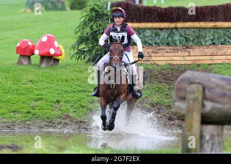 MARLBOROUGH, GROSSBRITANNIEN. JULI. Olive Nicholls Riding the Devil trägt Prada auf ihrem Weg zum Gewinn des PT Sektion M Cross Country Events bei den Barbury Castle International Horse Trials, Marlborough, Wiltshire, Großbritannien, am Sonntag, 11. Juli 2021. (Kredit: Jon Bromley | MI News) Kredit: MI Nachrichten & Sport /Alamy Live News Stockfoto