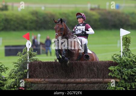 MARLBOROUGH, GROSSBRITANNIEN. JULI. Olive Nicholls Riding the Devil trägt Prada auf ihrem Weg zum Gewinn des PT Sektion M Cross Country Events bei den Barbury Castle International Horse Trials, Marlborough, Wiltshire, Großbritannien, am Sonntag, 11. Juli 2021. (Kredit: Jon Bromley | MI News) Kredit: MI Nachrichten & Sport /Alamy Live News Stockfoto