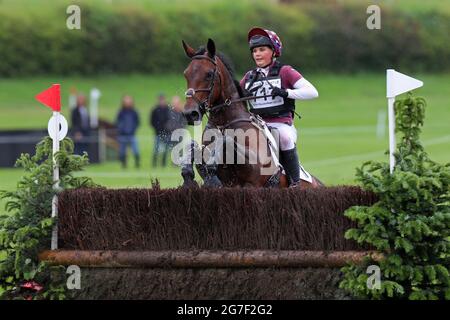 MARLBOROUGH, GROSSBRITANNIEN. JULI. Olive Nicholls Riding the Devil trägt Prada auf ihrem Weg zum Gewinn des PT Sektion M Cross Country Events bei den Barbury Castle International Horse Trials, Marlborough, Wiltshire, Großbritannien, am Sonntag, 11. Juli 2021. (Kredit: Jon Bromley | MI News) Stockfoto