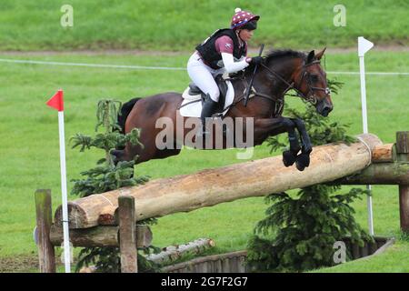 MARLBOROUGH, GROSSBRITANNIEN. JULI. Olive Nicholls Riding the Devil trägt Prada auf ihrem Weg zum Gewinn des PT Sektion M Cross Country Events bei den Barbury Castle International Horse Trials, Marlborough, Wiltshire, Großbritannien, am Sonntag, 11. Juli 2021. (Kredit: Jon Bromley | MI News) Stockfoto