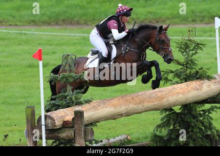 MARLBOROUGH, GROSSBRITANNIEN. JULI. Olive Nicholls Riding the Devil trägt Prada auf ihrem Weg zum Gewinn des PT Sektion M Cross Country Events bei den Barbury Castle International Horse Trials, Marlborough, Wiltshire, Großbritannien, am Sonntag, 11. Juli 2021. (Kredit: Jon Bromley | MI News) Stockfoto