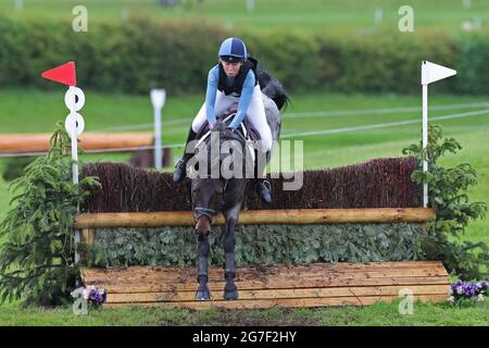 MARLBOROUGH, GROSSBRITANNIEN. JULI. Alexandra Horne reitet Burley Morse während der PT Sektion M Cross Country Veranstaltung im Barbury Castle International Horse Trials, Marlborough, Wiltshire, Großbritannien am Samstag, den 10. Juli 2021. (Kredit: Jon Bromley | MI News) Stockfoto