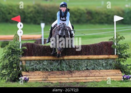 MARLBOROUGH, GROSSBRITANNIEN. JULI. Alexandra Horne reitet Burley Morse während der PT Sektion M Cross Country Veranstaltung im Barbury Castle International Horse Trials, Marlborough, Wiltshire, Großbritannien am Samstag, den 10. Juli 2021. (Kredit: Jon Bromley | MI News) Stockfoto
