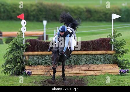 MARLBOROUGH, GROSSBRITANNIEN. JULI. Alexandra Horne reitet Burley Morse während der PT Sektion M Cross Country Veranstaltung im Barbury Castle International Horse Trials, Marlborough, Wiltshire, Großbritannien am Samstag, den 10. Juli 2021. (Kredit: Jon Bromley | MI News) Stockfoto