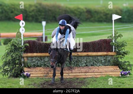 MARLBOROUGH, GROSSBRITANNIEN. JULI. Alexandra Horne reitet Burley Morse während der PT Sektion M Cross Country Veranstaltung im Barbury Castle International Horse Trials, Marlborough, Wiltshire, Großbritannien am Samstag, den 10. Juli 2021. (Kredit: Jon Bromley | MI News) Stockfoto