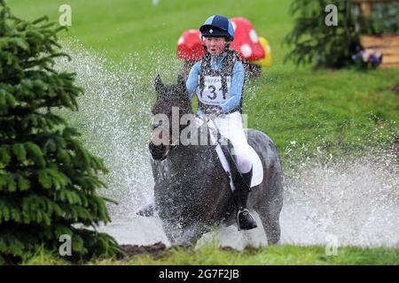 MARLBOROUGH, GROSSBRITANNIEN. JULI. Alexandra Horne reitet Burley Morse während der PT Sektion M Cross Country Veranstaltung im Barbury Castle International Horse Trials, Marlborough, Wiltshire, Großbritannien am Samstag, den 10. Juli 2021. (Kredit: Jon Bromley | MI News) Stockfoto