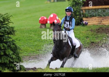 MARLBOROUGH, GROSSBRITANNIEN. JULI. Alexandra Horne reitet Burley Morse während der PT Sektion M Cross Country Veranstaltung im Barbury Castle International Horse Trials, Marlborough, Wiltshire, Großbritannien am Samstag, den 10. Juli 2021. (Kredit: Jon Bromley | MI News) Stockfoto