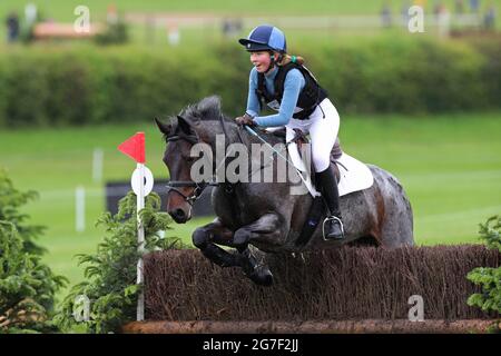 MARLBOROUGH, GROSSBRITANNIEN. JULI. Alexandra Horne reitet Burley Morse während der PT Sektion M Cross Country Veranstaltung im Barbury Castle International Horse Trials, Marlborough, Wiltshire, Großbritannien am Samstag, den 10. Juli 2021. (Kredit: Jon Bromley | MI News) Stockfoto