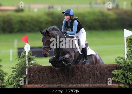 MARLBOROUGH, GROSSBRITANNIEN. JULI. Alexandra Horne reitet Burley Morse während der PT Sektion M Cross Country Veranstaltung im Barbury Castle International Horse Trials, Marlborough, Wiltshire, Großbritannien am Samstag, den 10. Juli 2021. (Kredit: Jon Bromley | MI News) Stockfoto