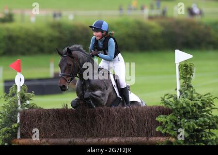 MARLBOROUGH, GROSSBRITANNIEN. JULI. Alexandra Horne reitet Burley Morse während der PT Sektion M Cross Country Veranstaltung im Barbury Castle International Horse Trials, Marlborough, Wiltshire, Großbritannien am Samstag, den 10. Juli 2021. (Kredit: Jon Bromley | MI News) Stockfoto