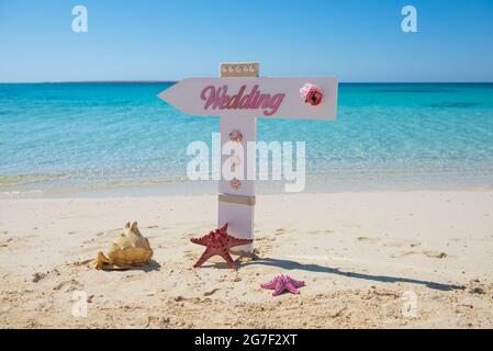 Nahaufnahme der Hochzeit Schild auf der tropischen Insel Sandstrand Paradies mit Blick auf das Meer im Hintergrund Stockfoto