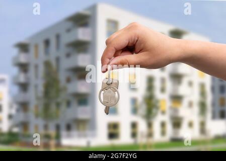 Hand hält die Schlüssel zum Haus, Kauf von Ihrem eigenen Apartment-Konzept Stockfoto