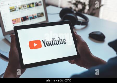 Breslau, Polen - 17. JUN 2021: Mann hält Gerät mit YouTube-Logo auf dem Bildschirm. YouTube ist der beliebteste Videodienst, der von Google entwickelt wurde. Stockfoto