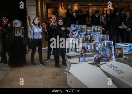 Beirut, Libanon. Juli 2021. Familien und Angehörige der Opfer der Hafenexplosion am 04. August in Beirut rufen während eines Protestes, bei dem die Aufhebung der Immunität für drei Abgeordnete gefordert wird, Parolen vor dem Haus des Hausmeisters des Innenministers Mohammad Fahmi aus. Hochrangige Politiker und Sicherheitschefs in dem zu untersuchenden Fall im Zusammenhang mit der Hafenexplosion in Beirut. Quelle: Marwan Naamani/dpa/Alamy Live News Stockfoto