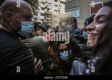 Beirut, Libanon. Juli 2021. Polizisten schuften mit Familien und Verwandten der Opfer der Hafenexplosion in Beirut am 04. August vor dem Haus des Hausmeisters des Innenministers Mohammad Fahmi während eines Protestes, bei dem die Aufhebung der Immunität für drei Abgeordnete gefordert wurde, Hochrangige Politiker und Sicherheitschefs in dem zu untersuchenden Fall im Zusammenhang mit der Hafenexplosion in Beirut. Quelle: Marwan Naamani/dpa/Alamy Live News Stockfoto