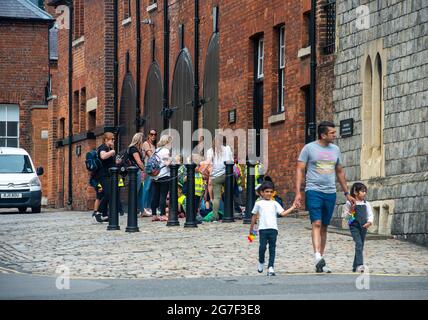 Windsor, Großbritannien. Juli 2021. Schulkinder auf einem Ausflug nach Windsor heute. Quelle: Maureen McLean/Alamy Stockfoto