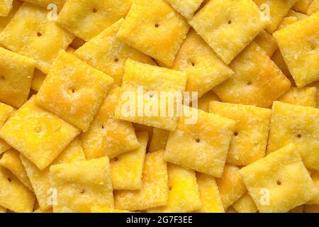 Stapel von Käse Square Cracker Hintergrundtextur. Stockfoto