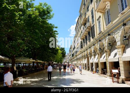 KERKYRA, GREEES - MAI 14: Die Touristen sind in Cafés in Liston am 17. Mai 2016 in Kerkyra, Griechenland. Es wird erwartet, dass bis zu 16 Millionen Touristen Griechenland besuchen werden Stockfoto