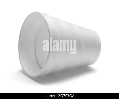 Auf Weiß ausgeschnittener Styropor-Becher mit einem Trinkgeld. Stockfoto