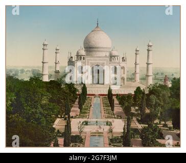 Das Taj Mahal 'Krone des Palastes', Archiv 1900 Photochrom eines elfenbeinweißen Marmor-Mausoleums am südlichen Ufer des Flusses Yamuna in der indischen Stadt Agra. Es wurde 1632 vom Moghul-Kaiser Shah Jahan (regierte von 1628 bis 1658) beauftragt, das Grab seiner Lieblingsfrau, Mumtaz Mahal, zu beherbergen; es beherbergt auch das Grab von Shah Jahan selbst. Das Grab ist das Herzstück eines 17 Hektar großen (42 Hektar) großen Komplexes, der eine Moschee und ein Gästehaus umfasst, und liegt in einem formellen Garten, der von einer zinnenverzierten Mauer begrenzt wird. Das Taj Mahal wurde 1983 zum UNESCO-Weltkulturerbe ernannt Stockfoto