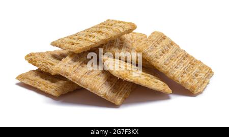 Kleiner Stapel zerfetzter Wheat Cracker auf Weiß ausgeschnitten. Stockfoto