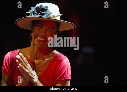 Malaga, Spanien. Juli 2021. Die nigerischdeutsche Sängerin und Songwriterin Joy Olasunmibo Ogunmakin, alias 'Ayo', tritt während des 'Terral' Festivals 2021 im Cervantes Theater live auf der Bühne auf. Vom 5. Bis 31. Juli begrüßt das Cervantes Theater das sommerliche Musikfestival „Terral“ mit Konzerten und Shows von renommierten Künstlern wie Noa, Ainhoa Arteta oder Salvador Sobral unter anderen. Alle Konzerte finden unter Gesundheitsprotokollen statt und sind als Vorsichtsmaßnahme gegen Covid19 eingeschränkt. Kredit: SOPA Images Limited/Alamy Live Nachrichten Stockfoto