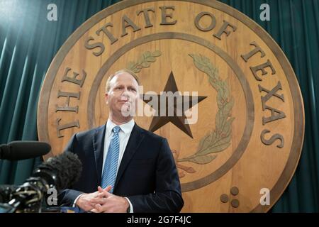 Austin, Texas, USA. Juli 2021. Der Staatsvertreter JOHN TURNER, D-Dallas, spricht mit den Medien über seine Gründe für seinen Aufenthalt in Austin, da das Repräsentantenhaus am Tag, nachdem die meisten demokratischen Mitglieder den Staat aus Protest gegen restriktive Stimmrechtsentwürfe, die in der 87. Legislaturperiode in Erwägung gezogen werden, versucht, eine Beschlussfähigkeit der Mitglieder zu erhalten. Weniger als die erforderlichen 2/3 Mitglieder erschienen, so dass die Kammer rechtlich keine Geschäfte führen kann. Quelle: Bob Daemmrich/ZUMA Wire/Alamy Live News Stockfoto