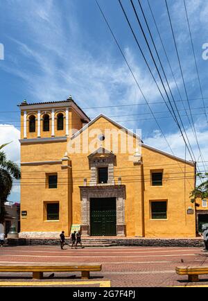 Iglesia y Plaza de la Trinidad, Barrio Getsemani, Cartagena de Indias, Kolumbien. Stockfoto